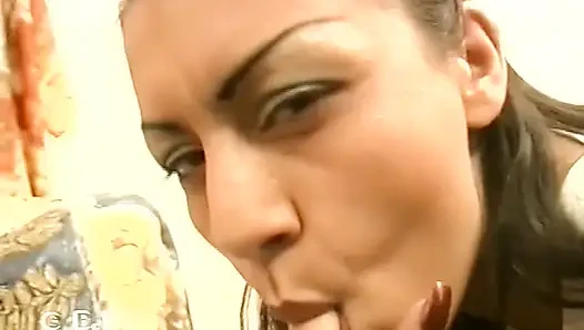 A charming stunner rubs her yummy hole