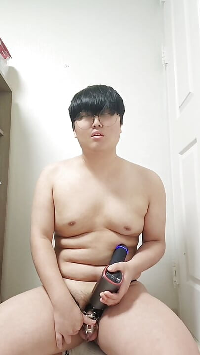 Chubby Korean faggot cumshot