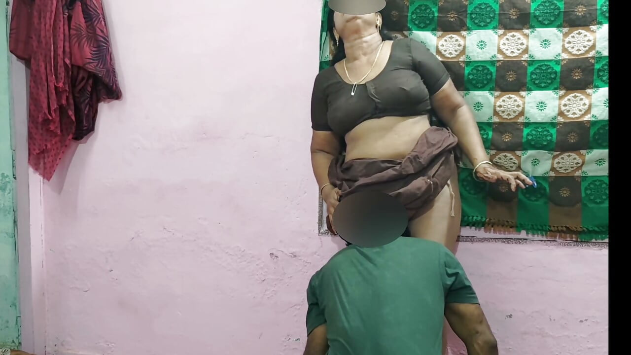 Orta yaşlı seksi kadın erkek avcısı ateşli tatmin edici ilişki için genç adam tarafından hazırlıksız yakalandı