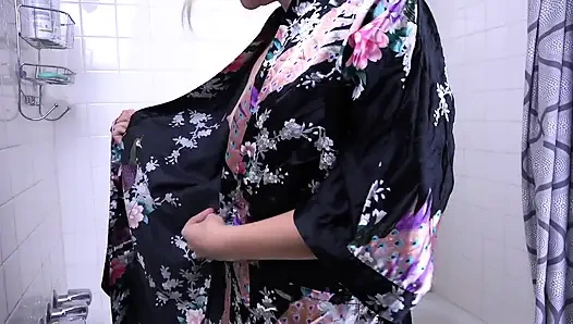 Teenie spreizt ihre fotze und wird mit ihrer zunge massiert