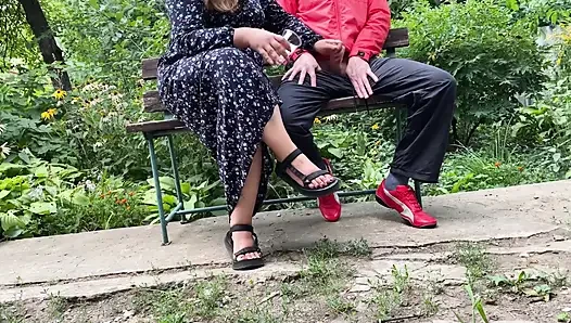 Reife stiefmutter melkt meinen schwanz draußen im park