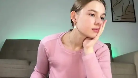 Jucielussie çılgın fışkırtıyor ve yüzüne oturuyor