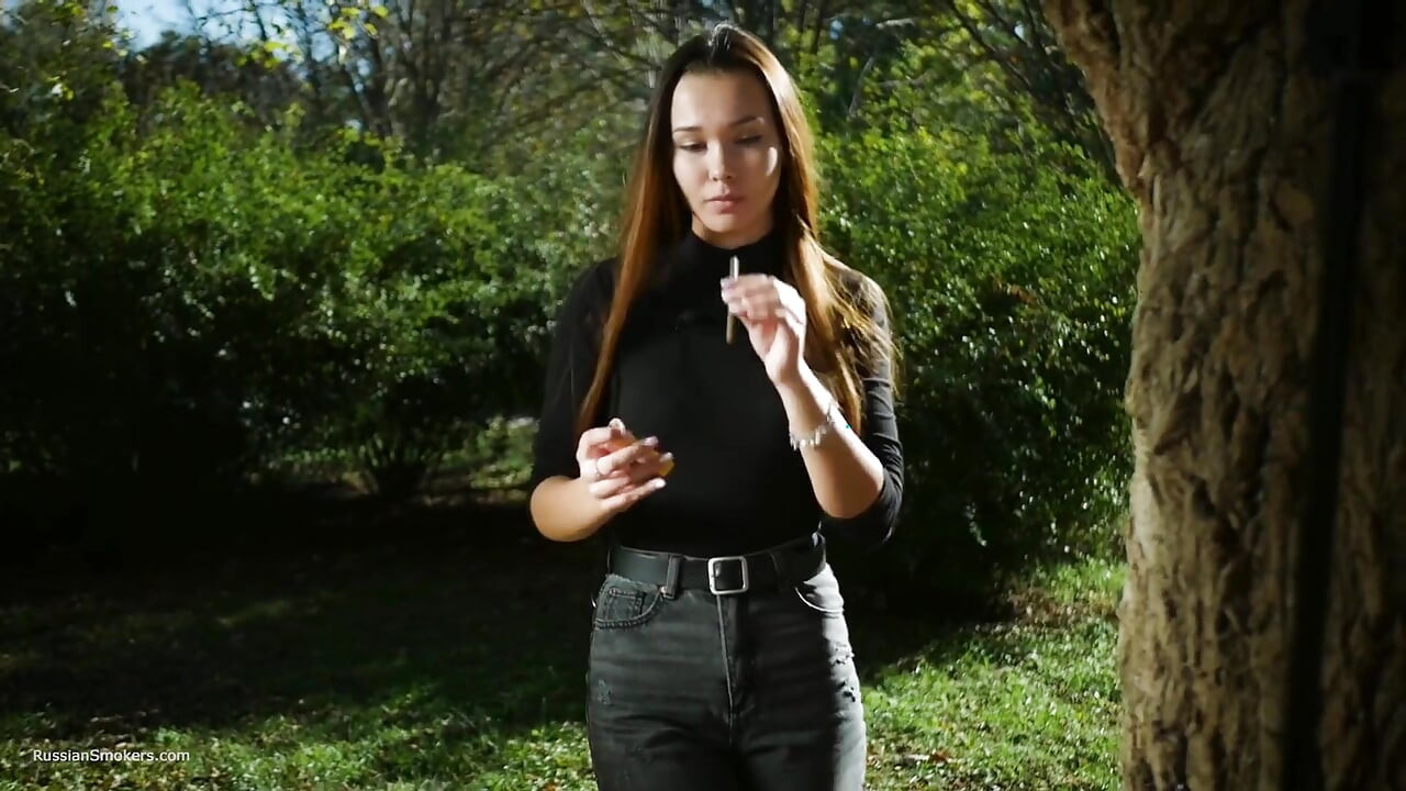 甜美性感的俄羅斯女孩在戶外抽煙