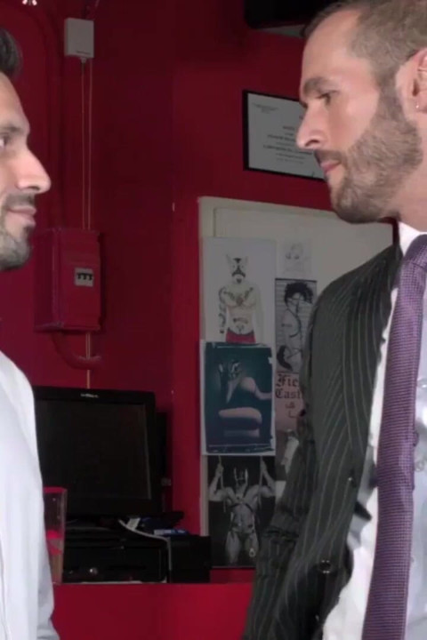 Menatplay - takım elbiseli işadamı Denis Vega prezervatifsiz seks yapıyor