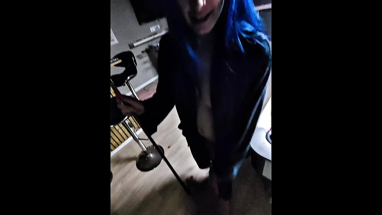 Hän nussii minua biljardipöytää vasten