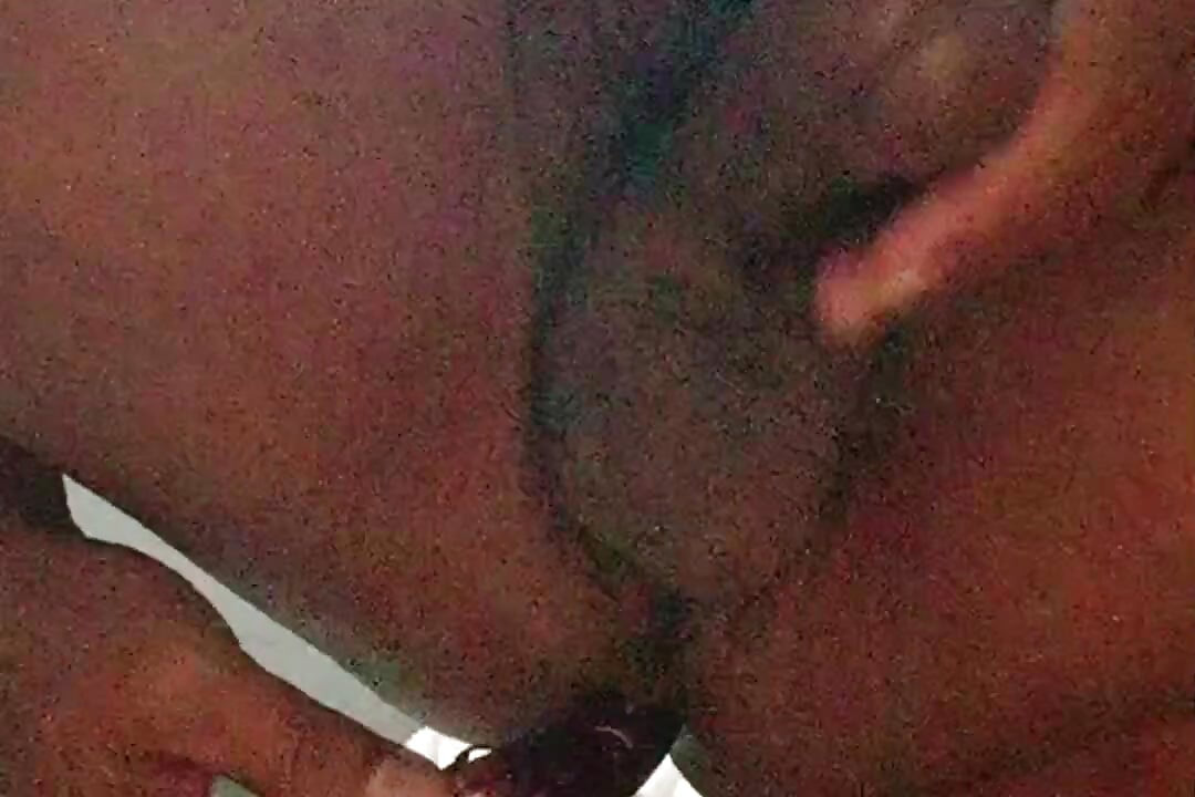 Sperma mi je masturbirala penis i patlidžan mi je ušao u šupak