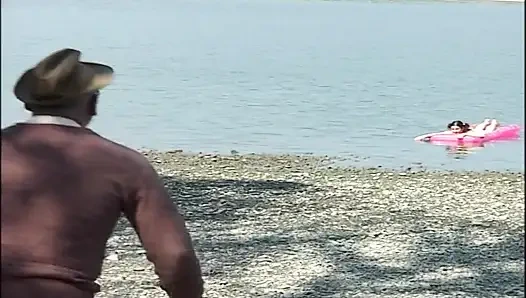 Genç Kız açık Havada Azgın Dedeyi Işiyor Ve Sikiyor