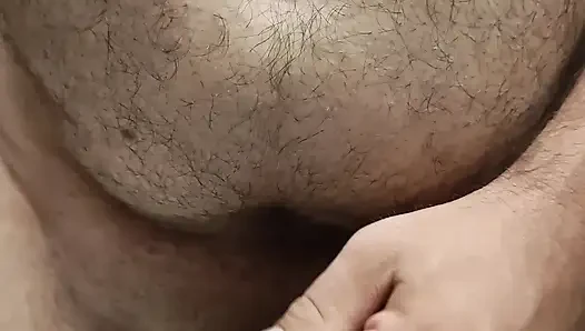 Arkadaşının banyosunda atladı