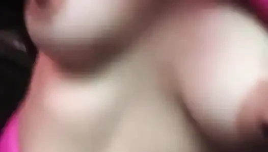 Genç Küçük Göğüsleri Gösteriyor Ve Onları Zıplatıyor
