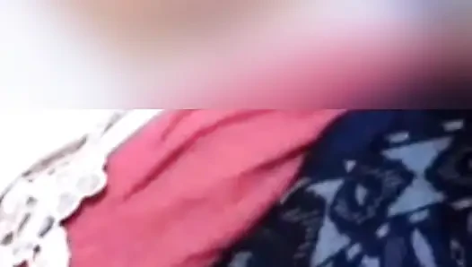 Sange'in komşus un karısı doğal büyükünü gösteriyor