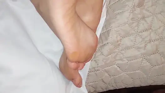 Зрелая жена наслаждается массажем, сексом, поклонением ступням в любительском видео