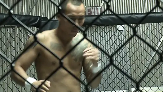 Azgın kaltak sikiş deliğinin güçlü ve şişmiş amcığı spermle dolu görünüyor