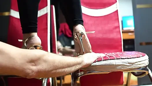 Ellerinde topuklu ayakkabılarla ayaklar altına alıyor