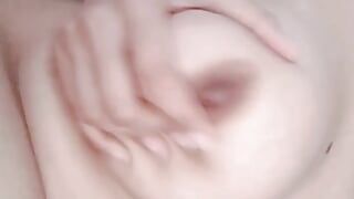 मेरी प्रेमिका गुलाबी चूत में उंगली कर रही है और बड़े स्तन दिखाती है