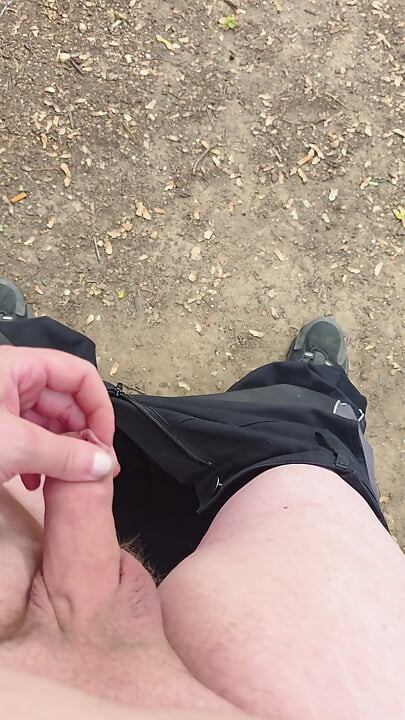 I'm really horny again in the parking lot in the forest a671