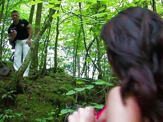 穿着粉色渔网的热辣黑发女郎在树林里被操