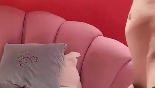 Я заставил китайскую секретаршу пососать мой большой, вкусный член, так же, как она делает в моем офисе