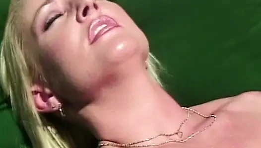 Blonde Schönheit masturbiert im Freien