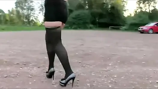 Грязная девушка сосет члены незнакомца