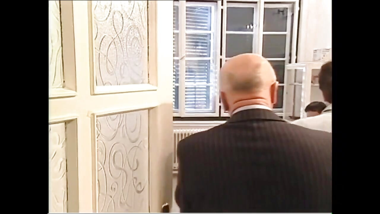 Возбужденную зрелую с волосатой киской трахнул молодой доктор огромным членом