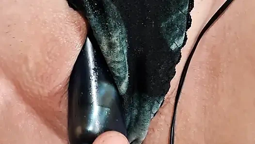 Играет с ее клитором