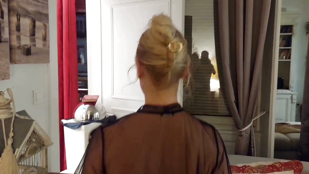 Mooie Blonde Volwassen Vrouw Geniet Van Seks in Lingerie