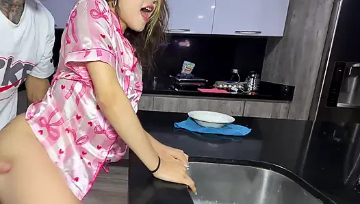 Der heißeste moment: meine beste freundin fickt meinen besten freund in der küche, während ich allein sprach