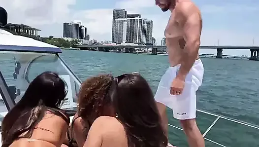 J’ai un gros yacht, je l’ai rempli avec un tas de mauvaises salopes et les ai emmenées en pleine mer pour baiser ma grosse bite ... Moi vs 4 filles excitées