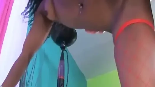 Cewek dewasa rambut cokelat dengan stoking jala merah lagi asik habis-habisan