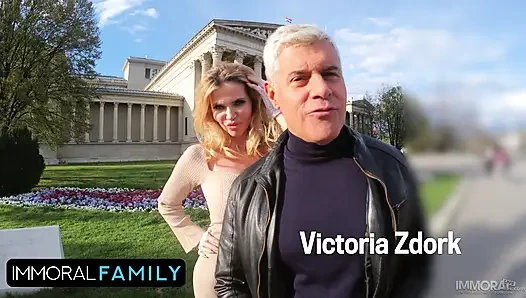 Islak sakso üvey oğlunun orta yaşlı seksi kadının amında yarağına yol açıyor!