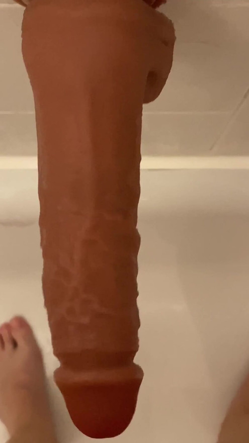 I stretched myself on a wall in the bathtub — and couldn't stop 😍 | Clip 1