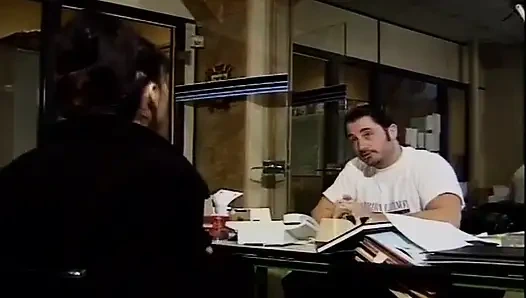 Французская секретарша получила большую порцию спермы на ее задницу