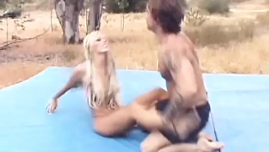 Cewek Prancis sempurna ngentot di luar ruangan