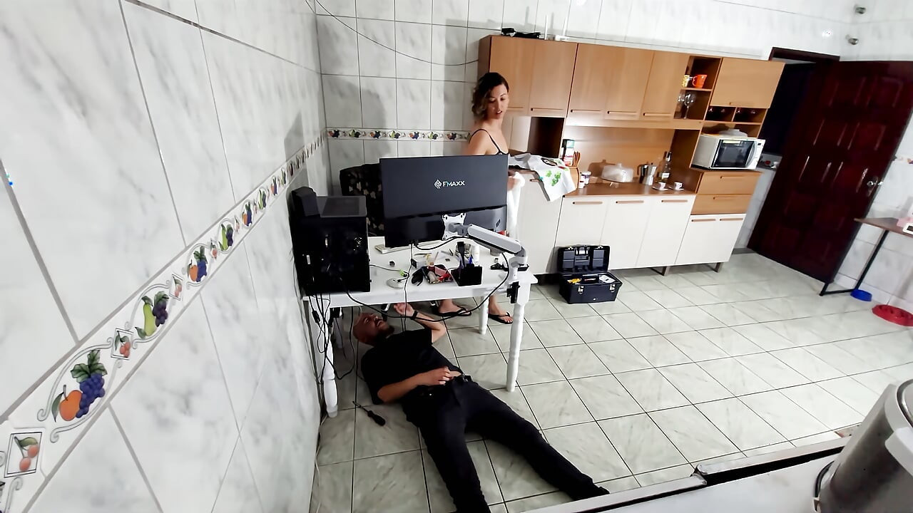 Prljava žena dočekuje majstora samo u peškirom i gutlja mlaz.