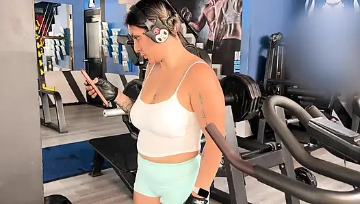 Колумбийская милфа занимается оральным сексом со своим партнером после прихода из спортзала