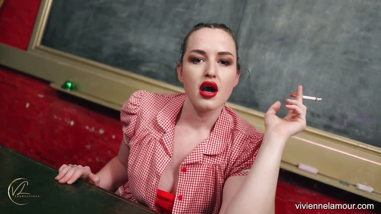 Smoke with Me - Vivienne L'amour's Smoky Seduction: POV Classroom Dominacja JOI