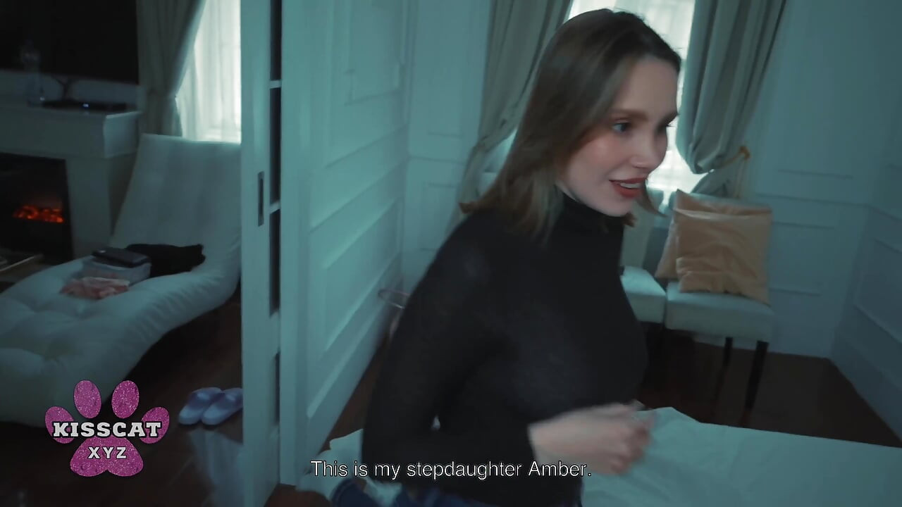 Mama vitregă îl prinde pe tatăl vitreg ejaculând în fiica vitregă Amber Kawaii și se fute tare în patul comun