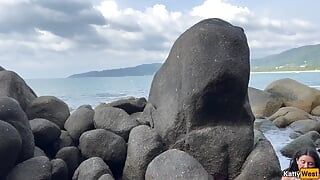 La mora nuda si masturba con l'olio su una spiaggia