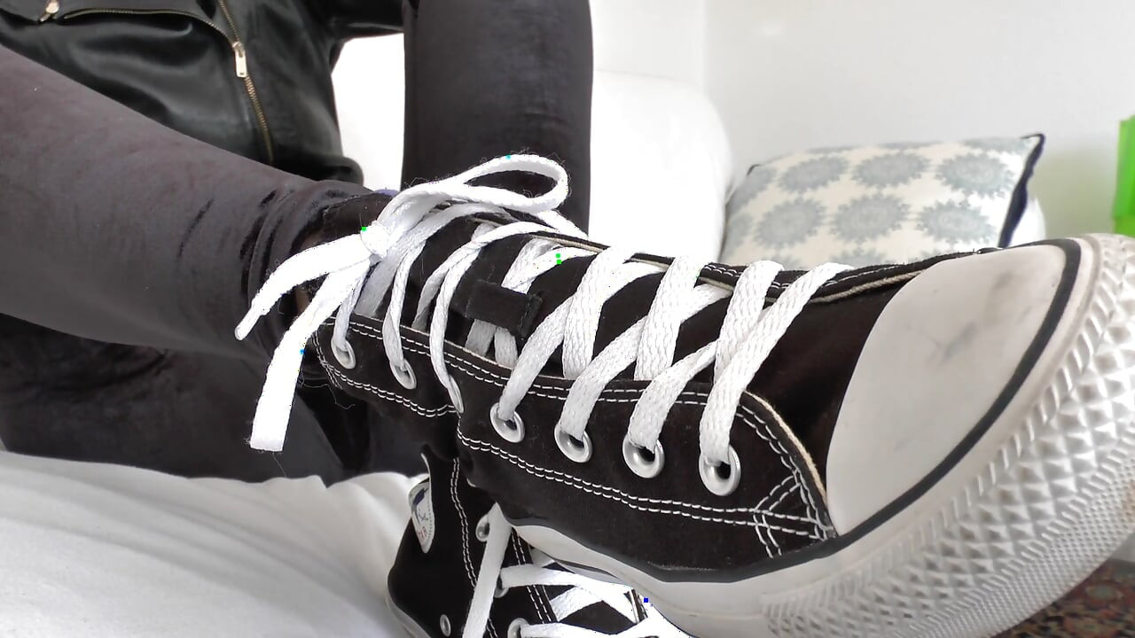 Staubige Dusty-Turnschuhe vakuumieren und dann auf sie kommen! POV, wichsanleitung, lady victoria Valente