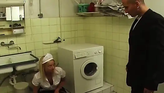 Киску блондинки с завязанными глазами зажимили и растянули широко раскрытые