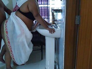 Siswa telanjang datang dan meniduri guru wanita perguruan tinggi India saat memperbaiki saree di kamar kecil - pantat besar kacau