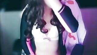 Masterbasi trans terangsang di vibrator saat live streaming