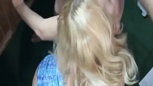 Tante bahenol rambut pirang lagi asik nyepong kontol besar sampai lidahnya becek