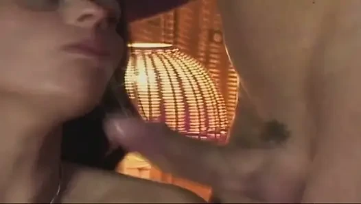 Azgın Sürtük Birden Fazla Yarak Emiyor Ve Kalın Boşalmalarla Kaplanıyor