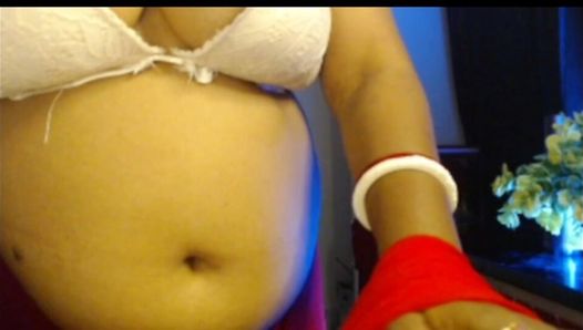 Sexy menina indiana mostra seus peitos quentes e grandes usando um sutiã.