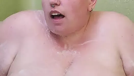 Peachesandstring masturbates in the shower
