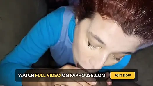 Cewek nakal ini nyepong kontolku di gudang sebelum pulang kerja