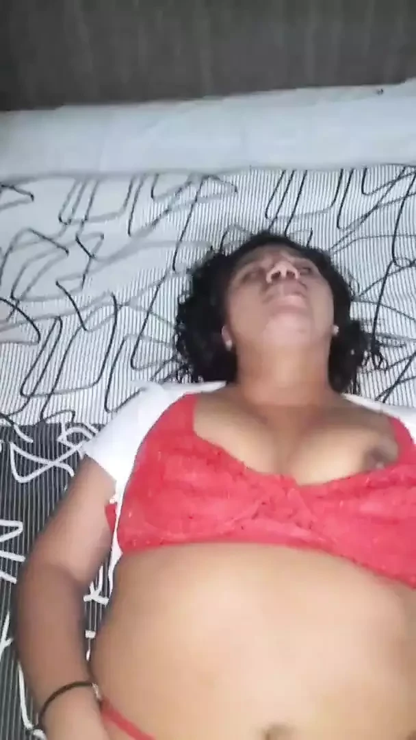 Magic fingers for the slutty nurse and she squirts