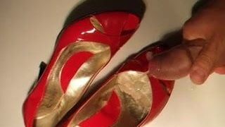 Éjaculation sur les chaussures de ma copine