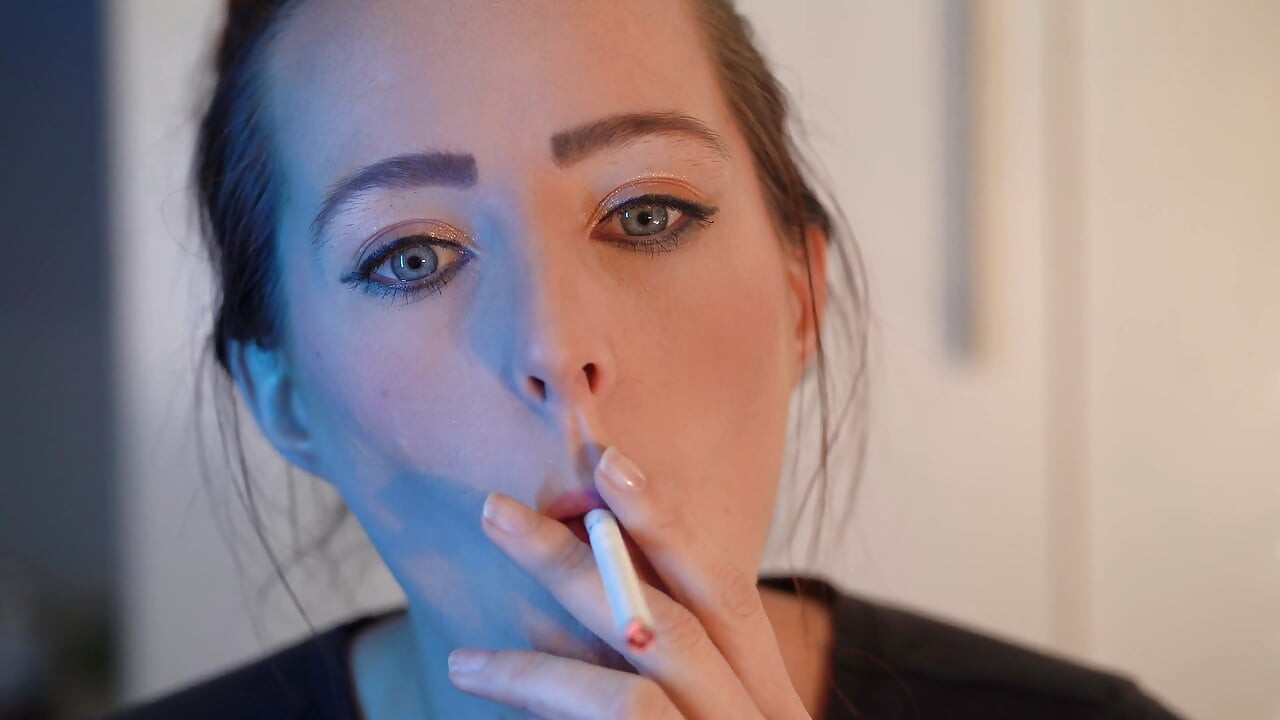 Sensuele close-up rokend met tenger meisje